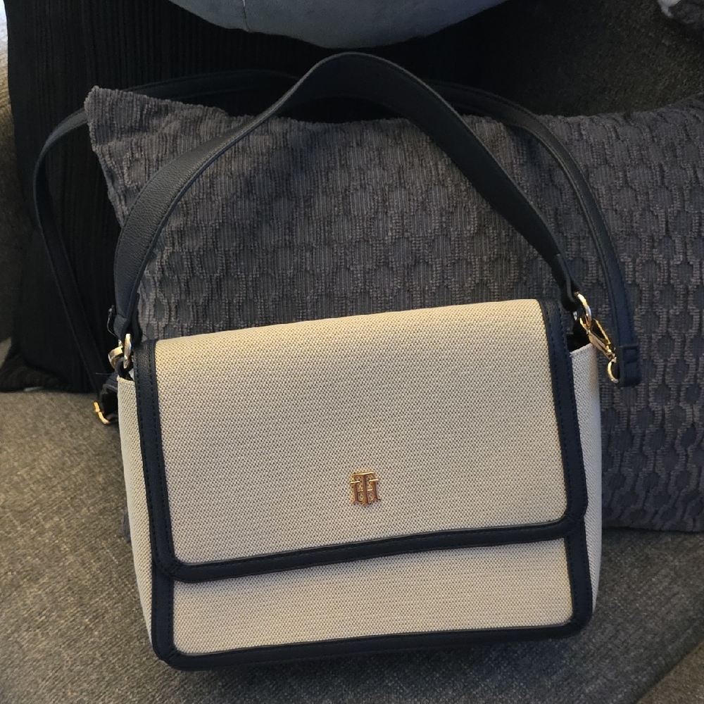 Elegant Navy and Cream Handbag/crossbody. Tommy Hilfiger
